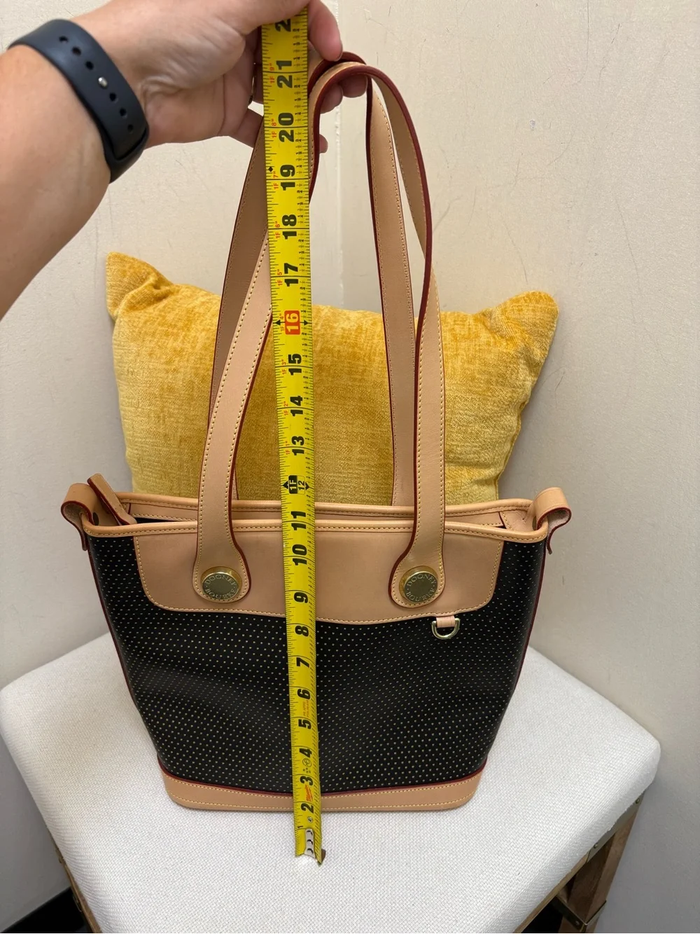 Vintage Y2K, Dooney, and Bourke shoulder bag.LIKE NEW CONDITION!
